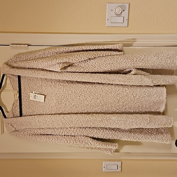 Aveology Sweaters - Aveology Cream colored NWT Super soft Hooded cardigan Size 22/24